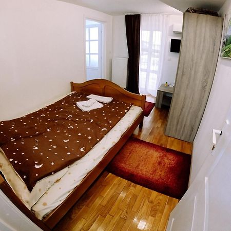 Stars Livezeni Hotel Kebeleszentivány Kültér fotó
